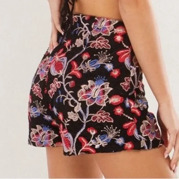 AKIRA High Waisted Embroidered Floral Print Shorts - Picture 8 of 9
